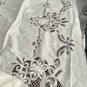 NWOT Lace tablecloth with 6 placemats